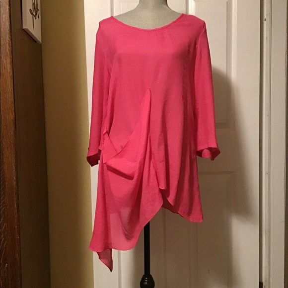 TWO WOMEN AND A TRUNK top - Picture 1 of 6